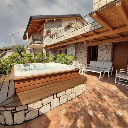 Bmp Apartment Deluxe 2 Jacuzzi Riscaldata Privata Vista Lago Di Garda Brenzone sul Garda Ngoại thất bức ảnh