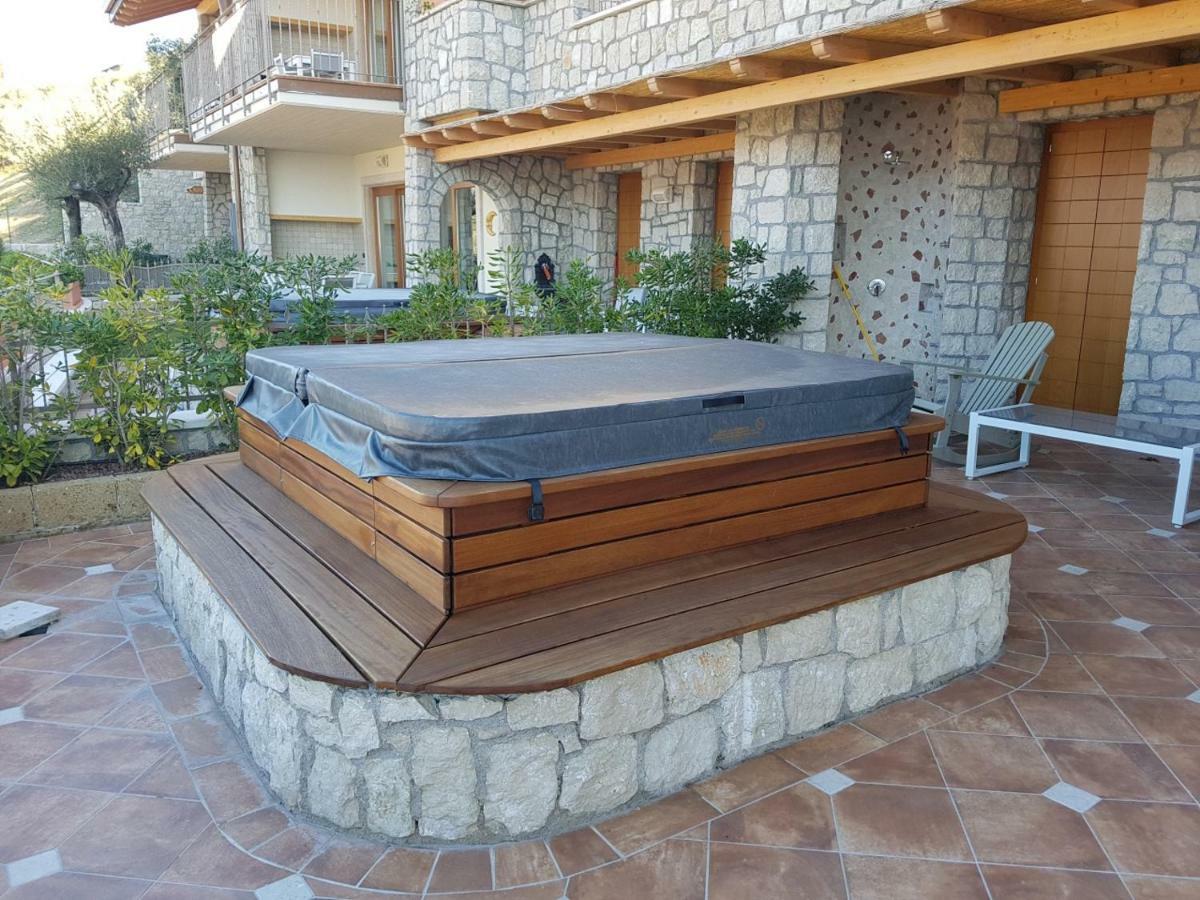 Bmp Apartment Deluxe 2 Jacuzzi Riscaldata Privata Vista Lago Di Garda Brenzone sul Garda Ngoại thất bức ảnh